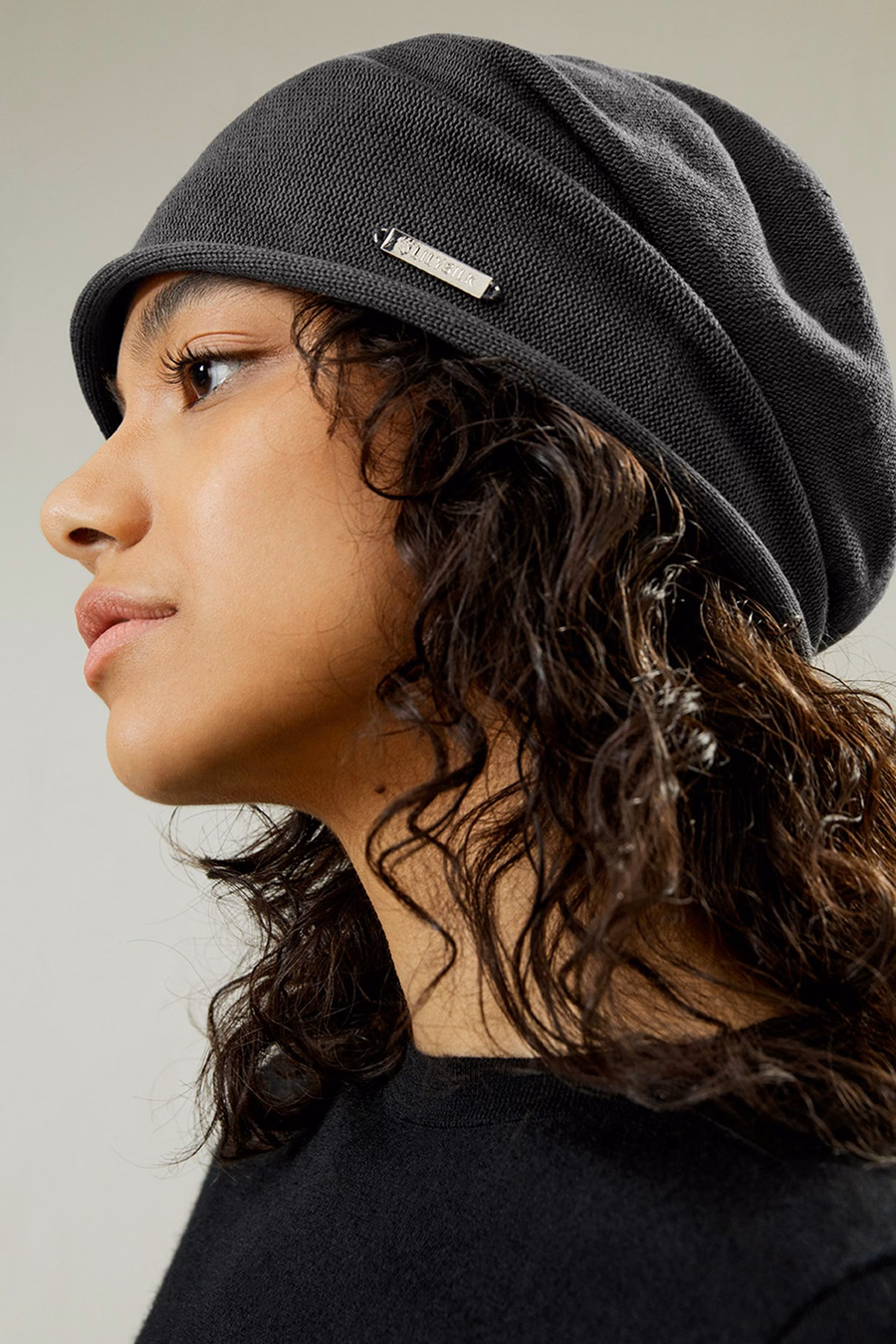 Gorro de Seda con Logo Metálico Versátil