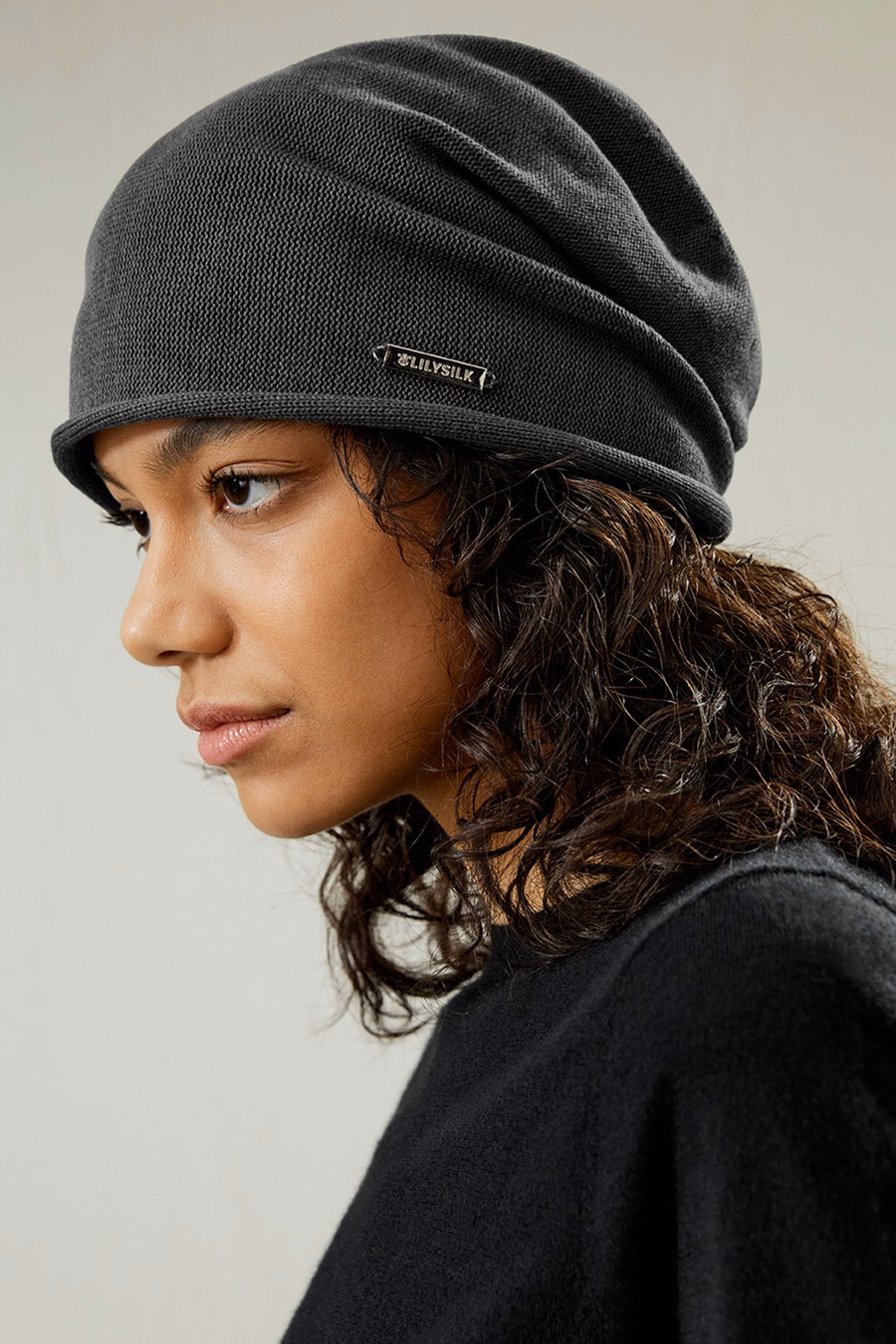 Gorro de Seda con Logo Metálico Versátil