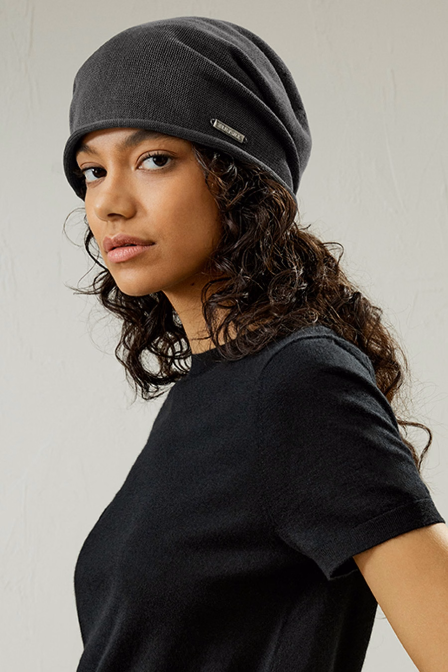 Gorro de Seda con Logo Metálico Versátil