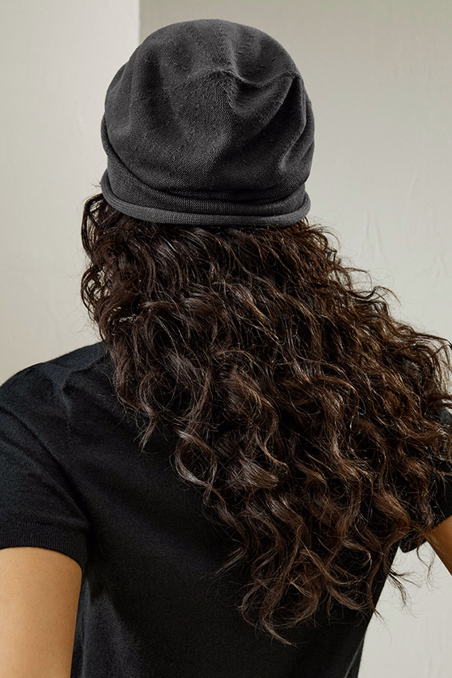 Gorro de Seda con Logo Metálico Versátil