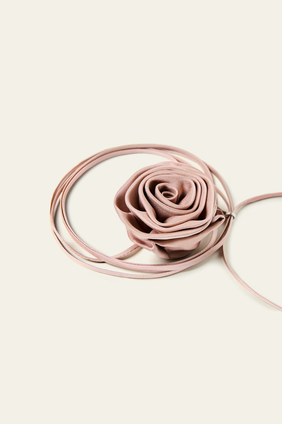 Collar con cuello de seda en forma de roseta