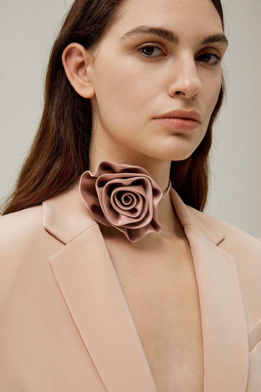 Collar con cuello de seda en forma de roseta