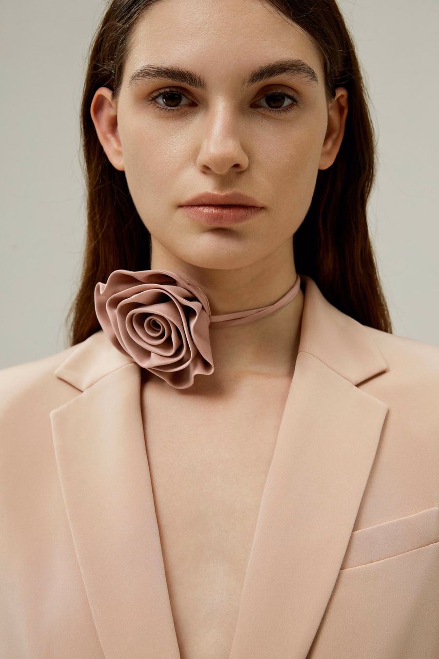 Collar con cuello de seda en forma de roseta