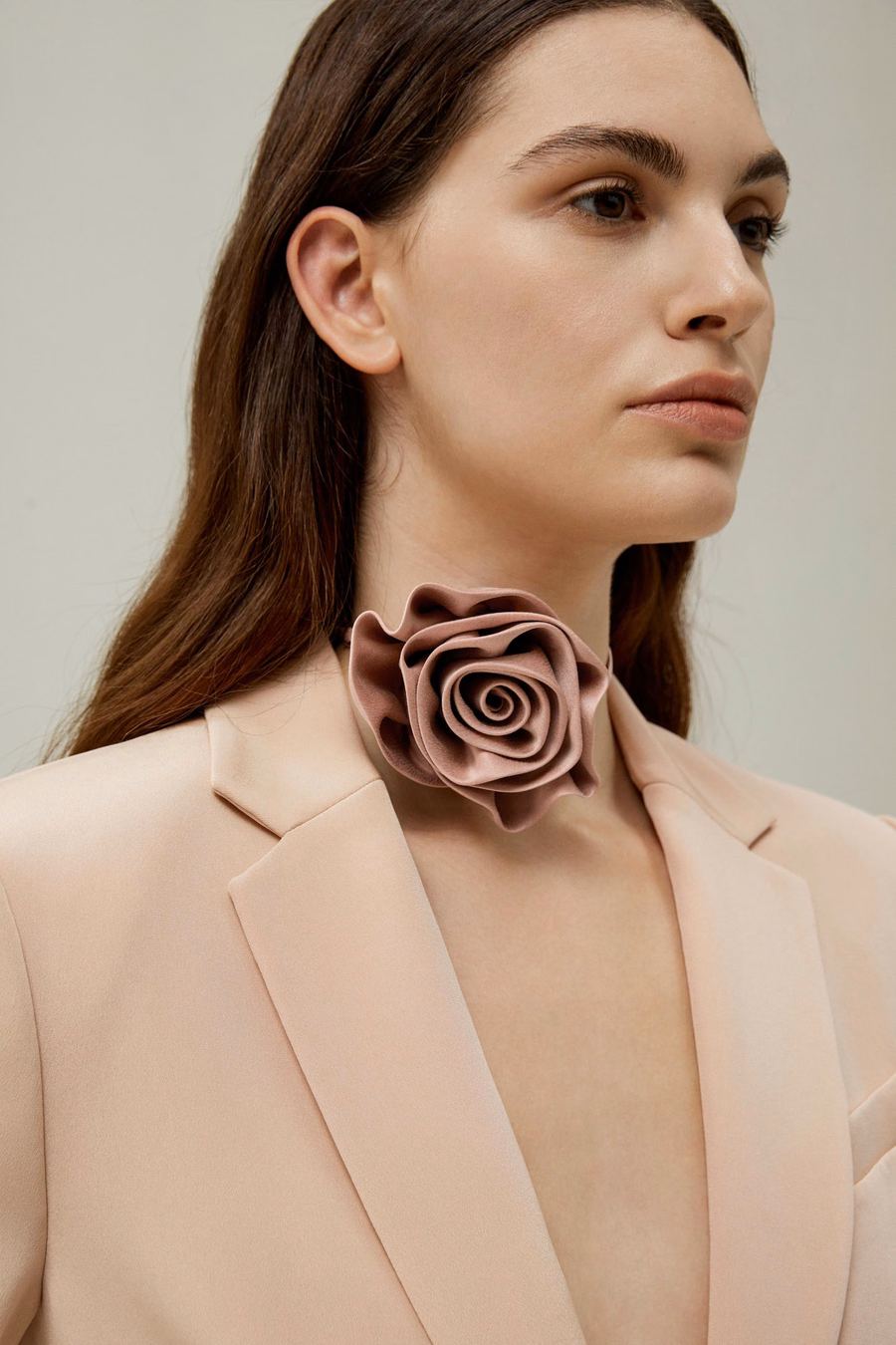 Collar con cuello de seda en forma de roseta