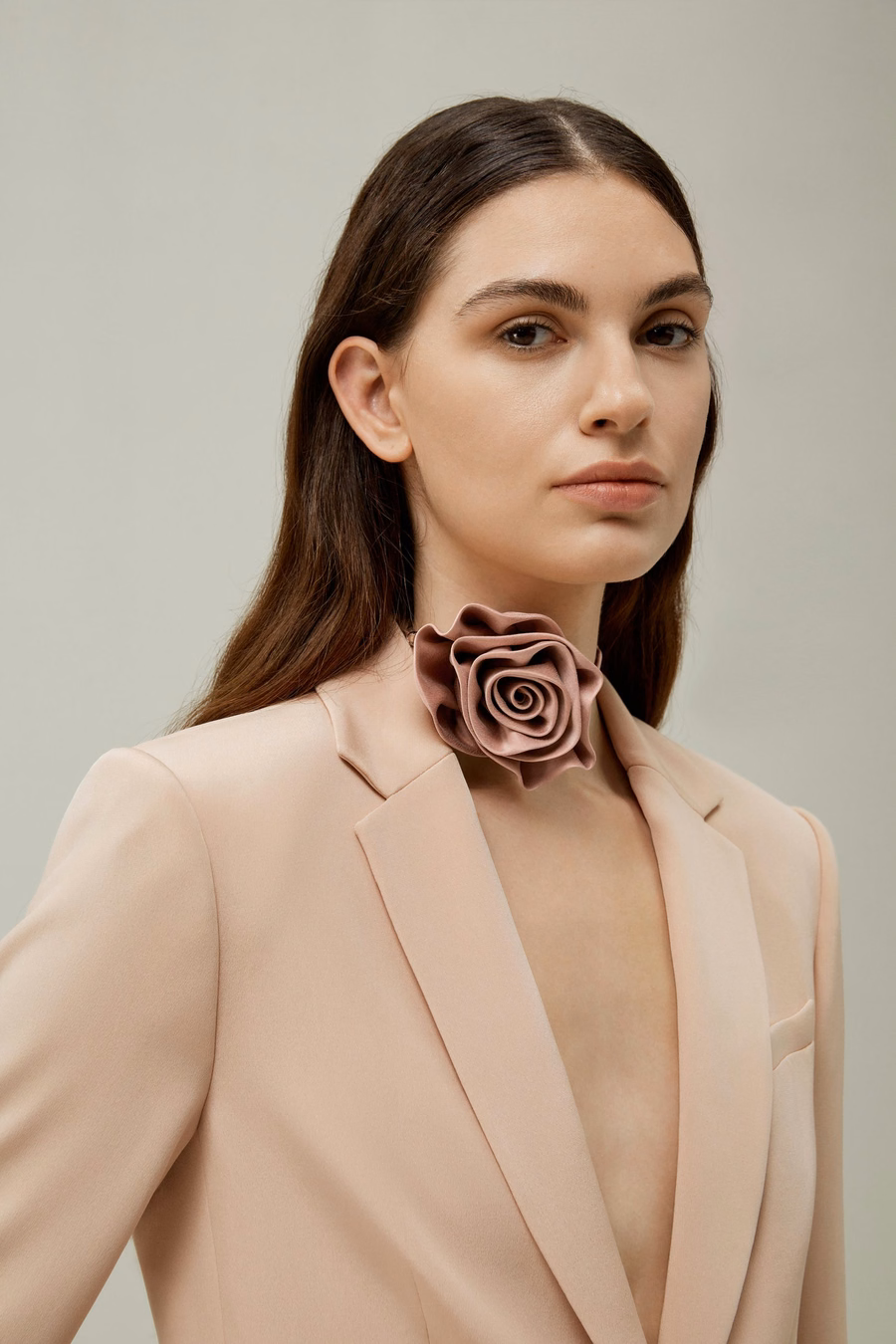 Collar con cuello de seda en forma de roseta