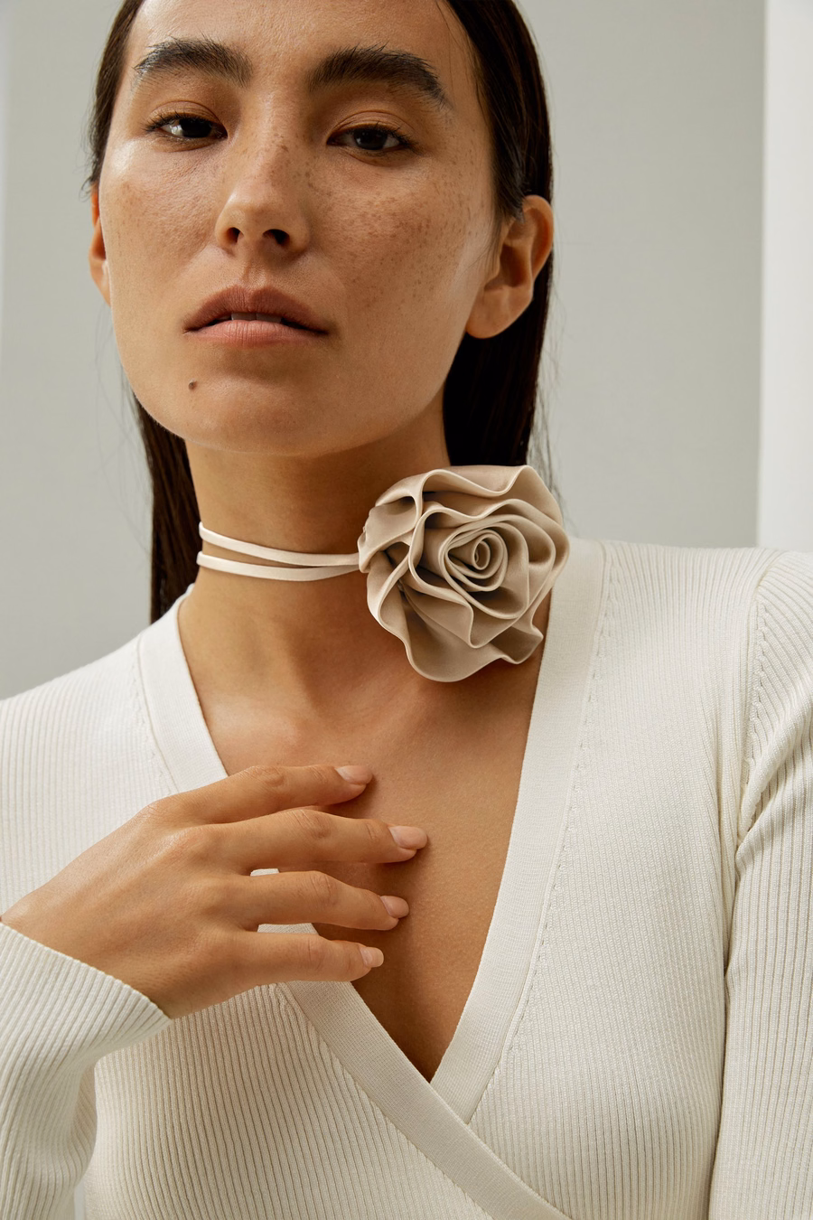 Collar con cuello de seda en forma de roseta de champán