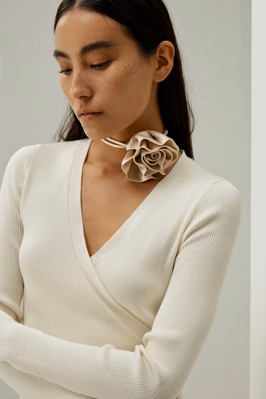 Collar con cuello de seda en forma de roseta de champán