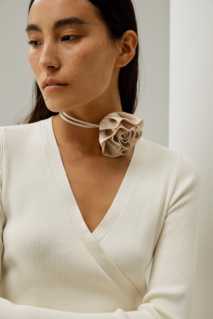 Collar con cuello de seda en forma de roseta de champán
