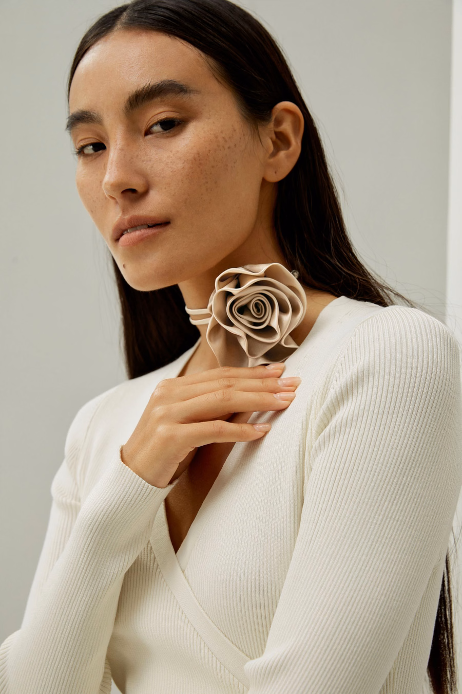 Collar con cuello de seda en forma de roseta de champán