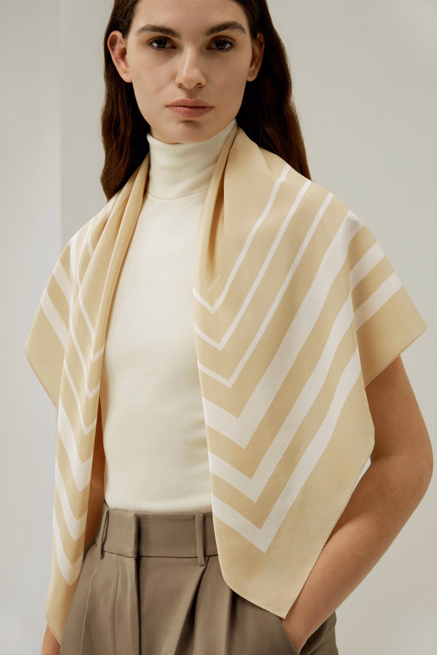Bufanda de Seda con Estampado Geométrico