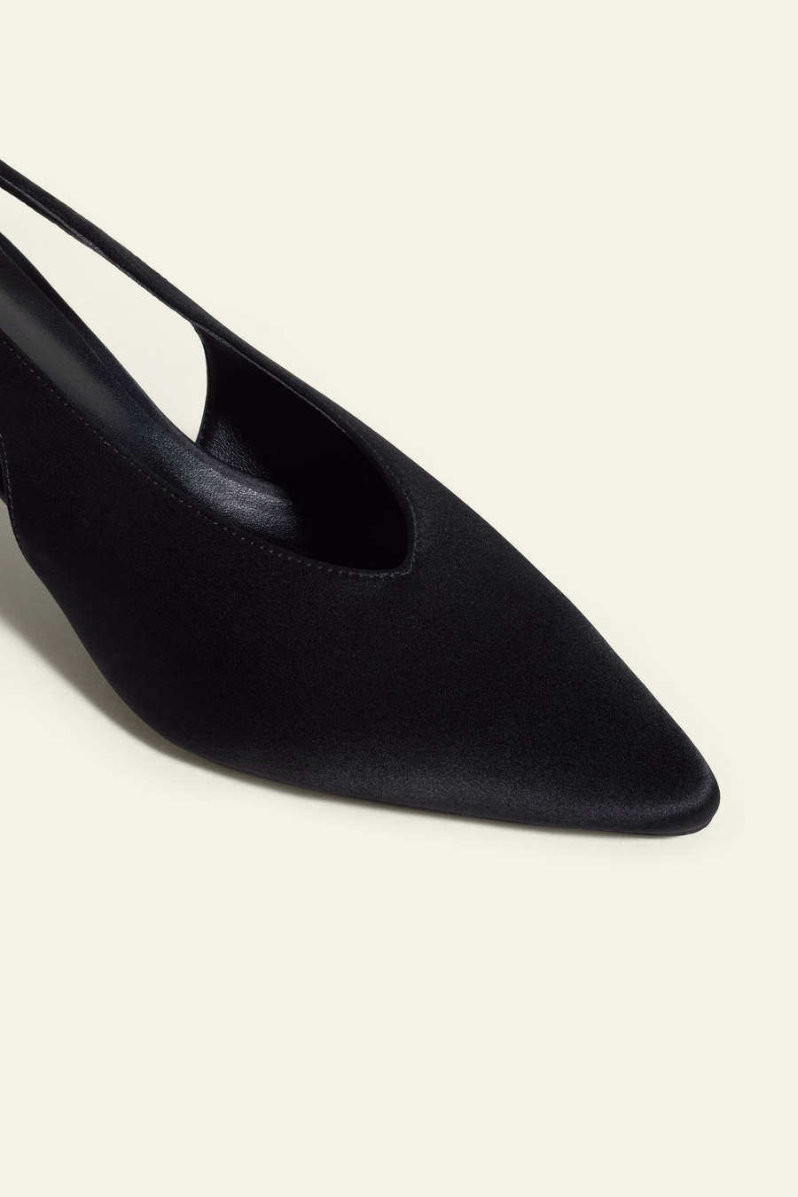 Zapato de tacón con punta en charmois de seda