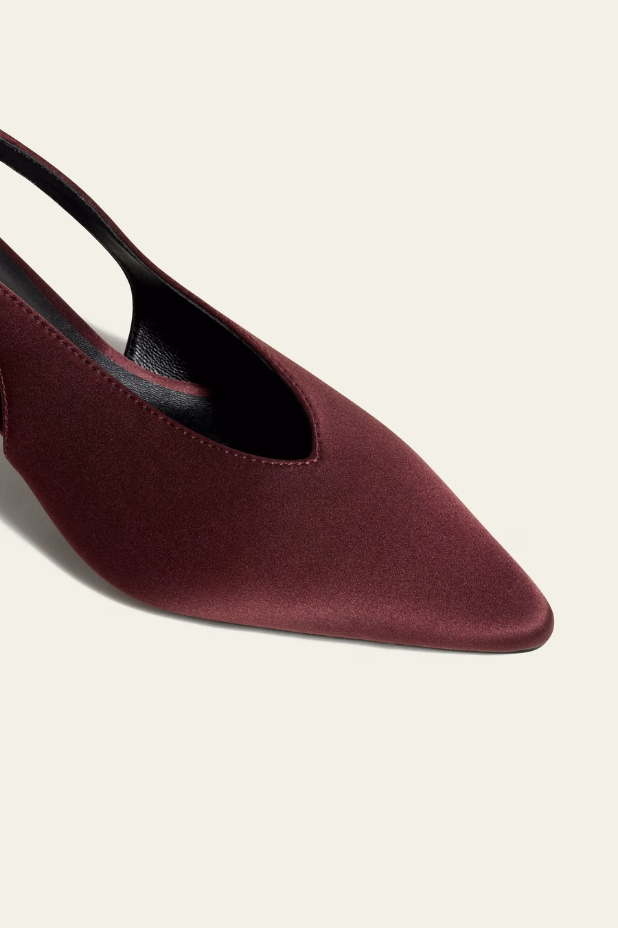 Zapato de tacón con punta en charmois de seda