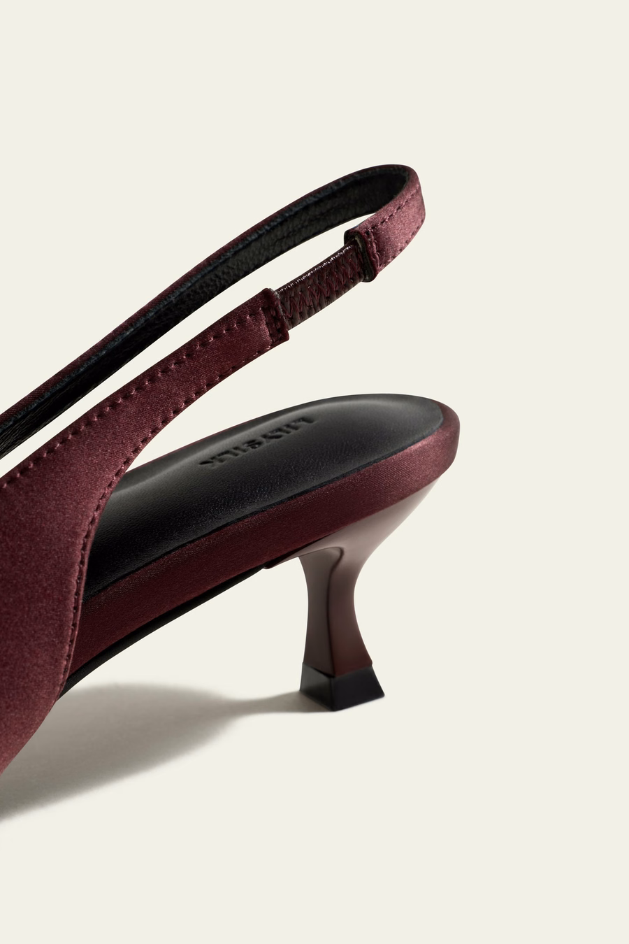 Zapato de tacón con punta en charmois de seda