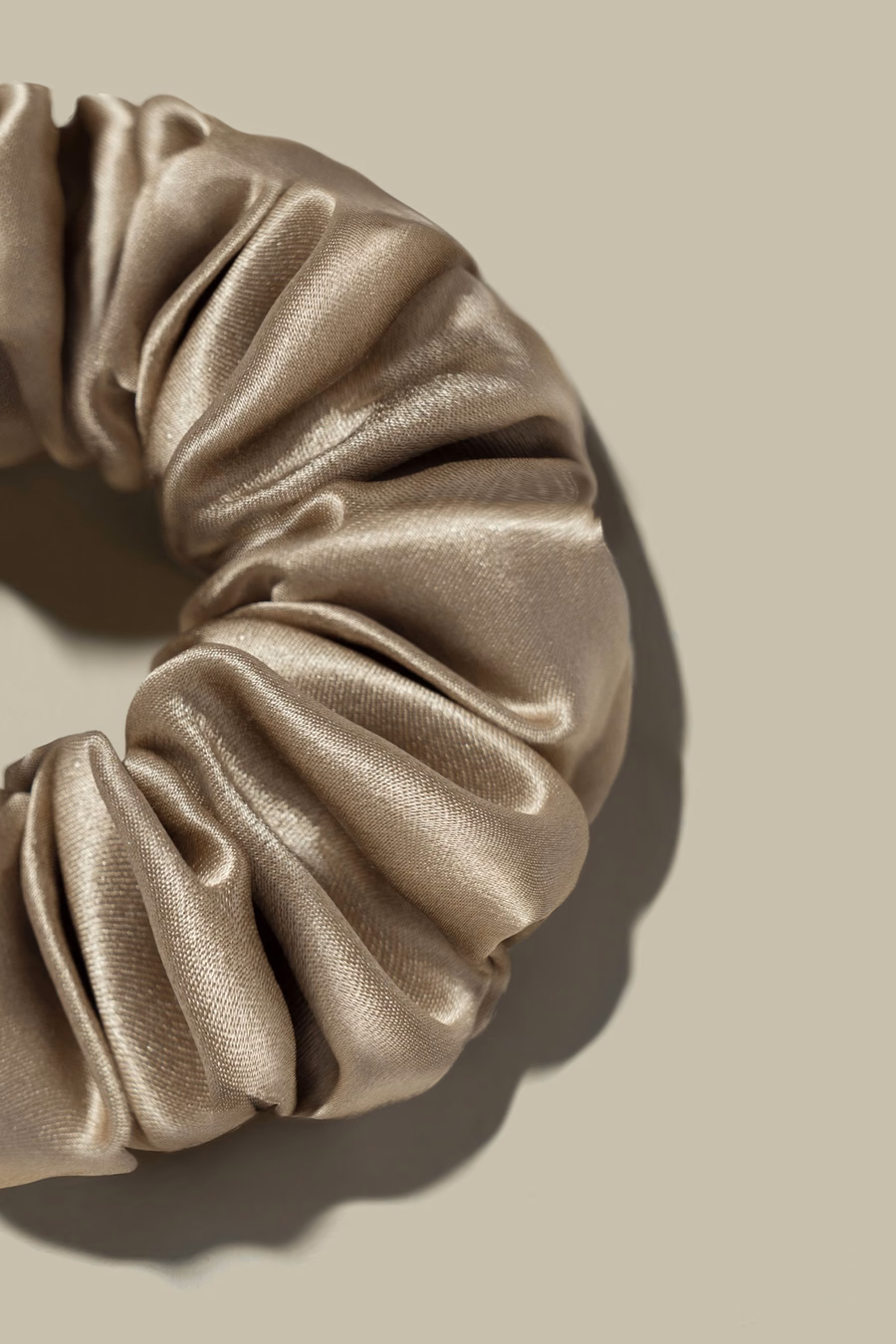 Scrunchie de seda suave y mediano