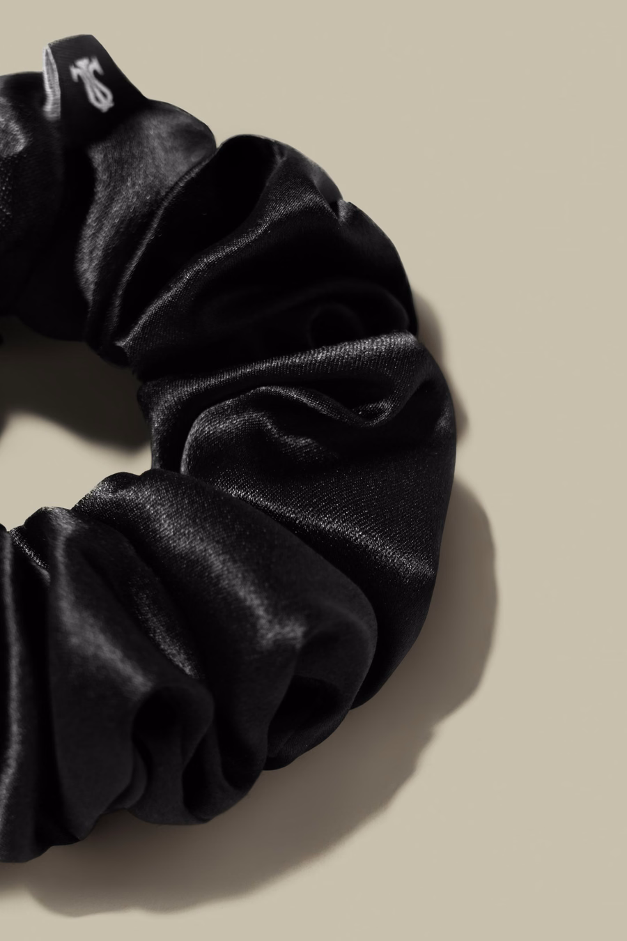 Scrunchie de seda suave y mediano