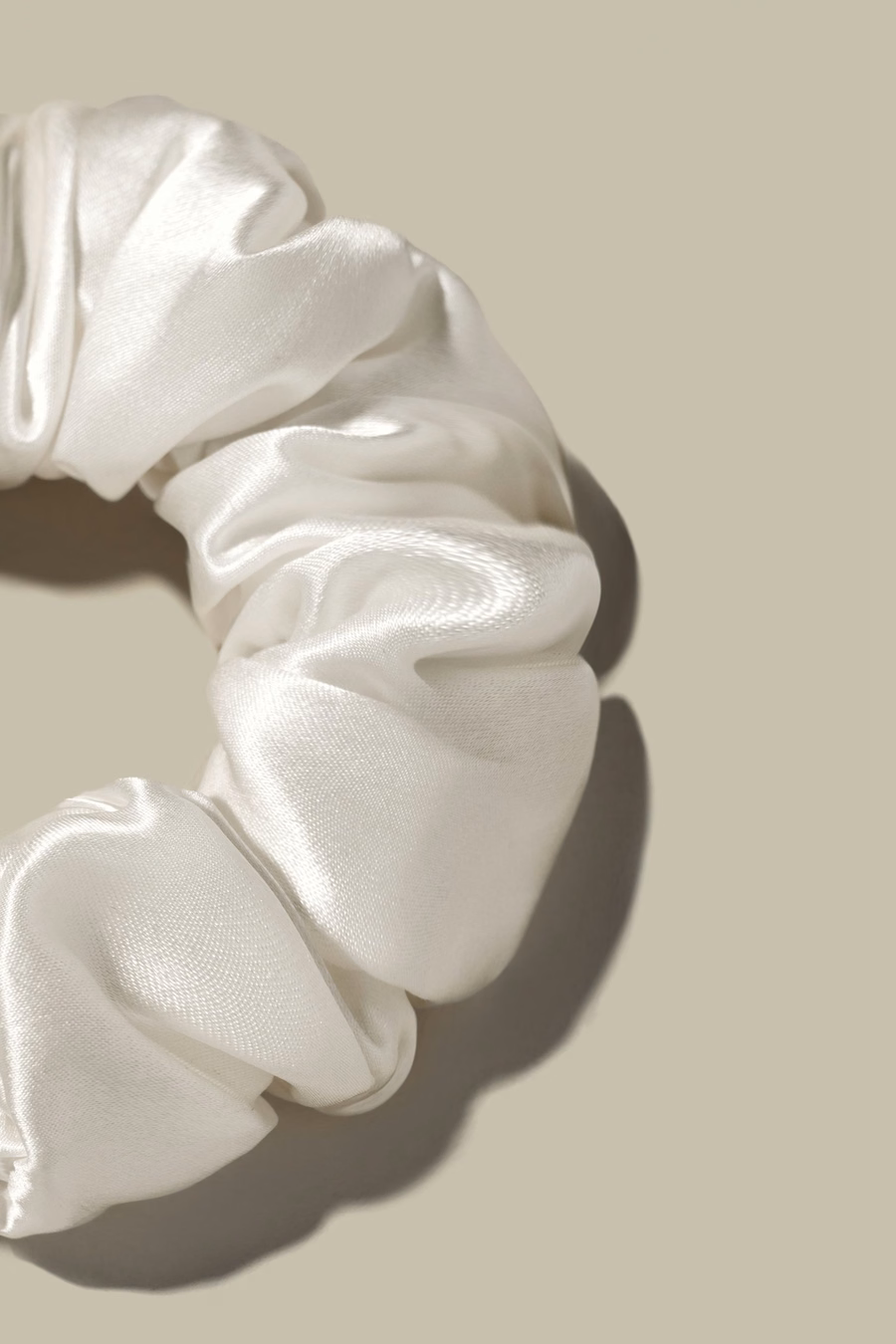 Scrunchie de seda suave y mediano