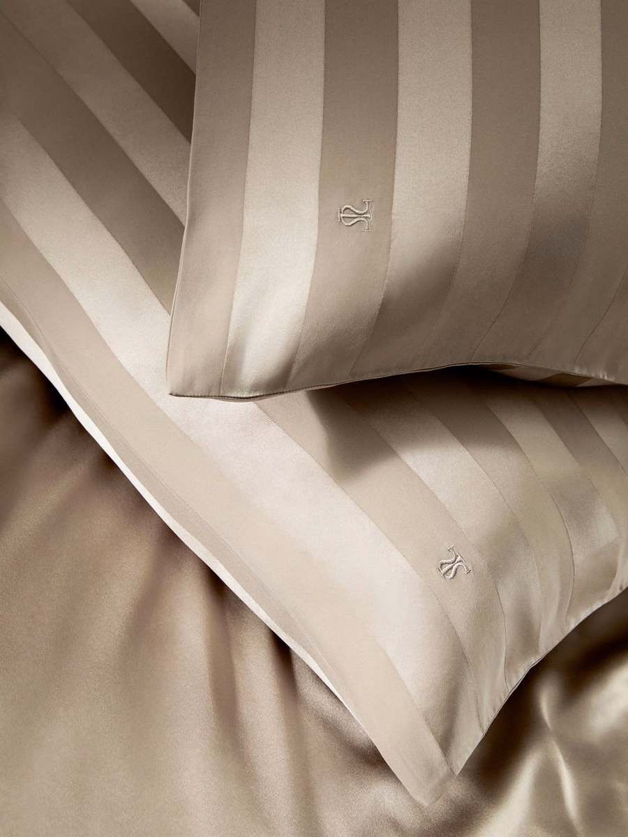 Funda de almohada de seda con sobre a rayas