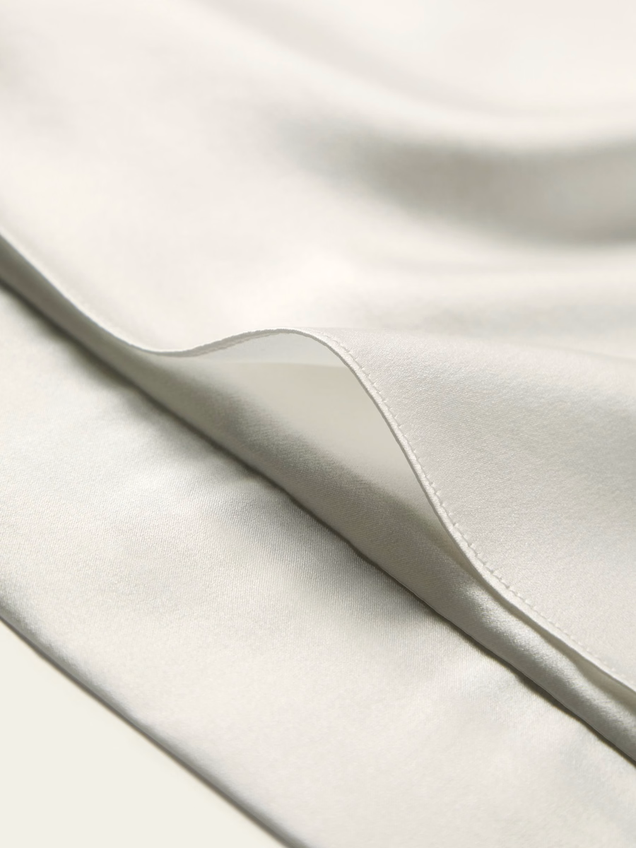 Funda de almohada de pliegues con borde de seda