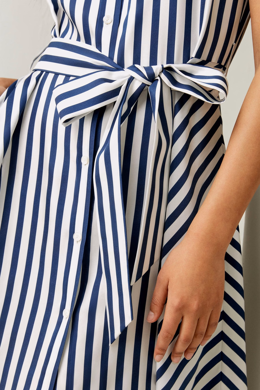 Vestido sin mangas de seda a rayas