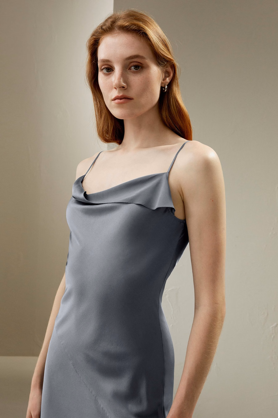 Vestido de seda con cuello de cowl y capas oblicuas