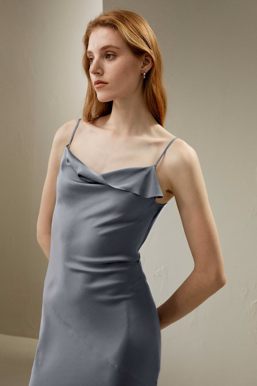 Vestido de seda con cuello de cowl y capas oblicuas