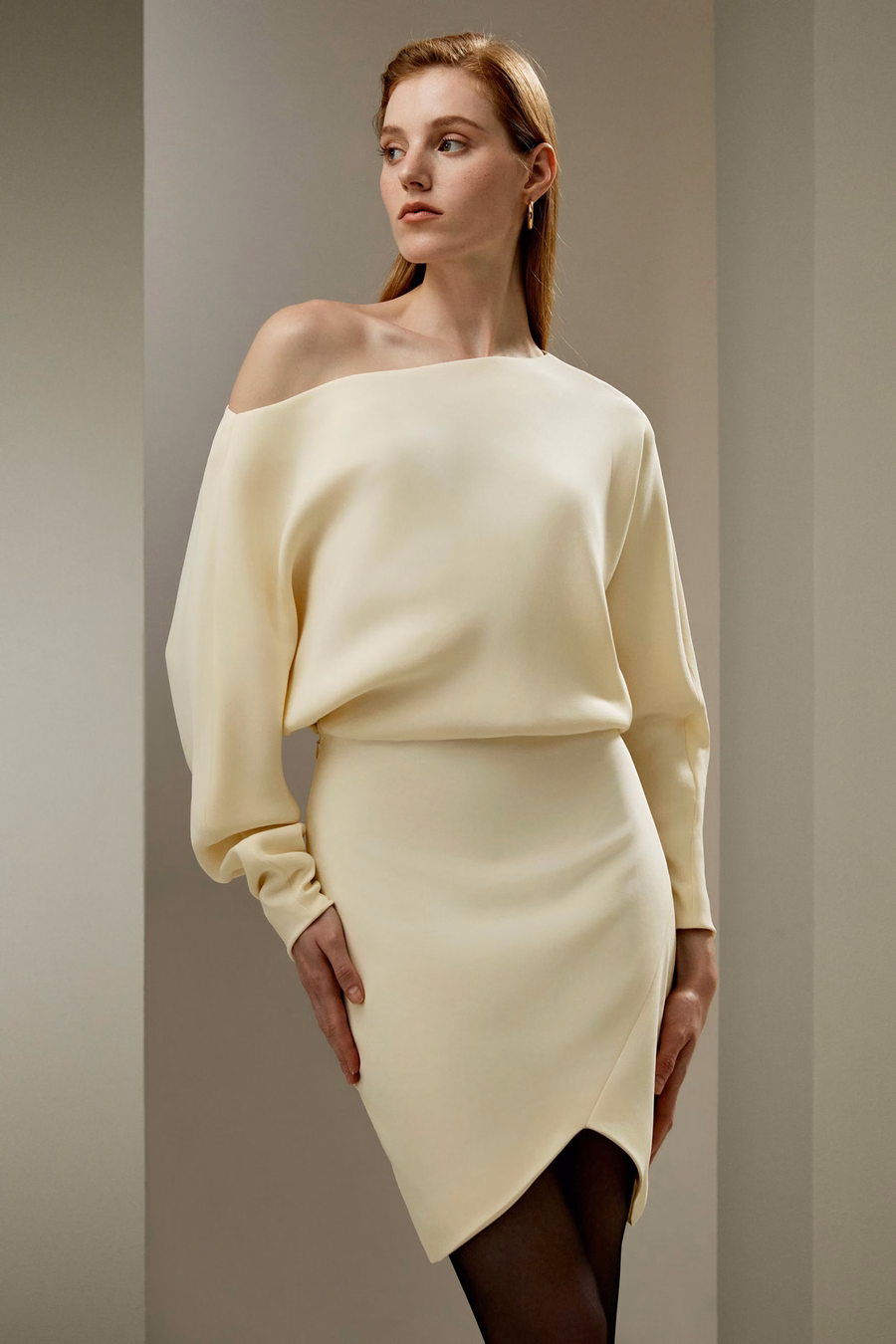 Vestido mini de seda con manga larga y fruncido