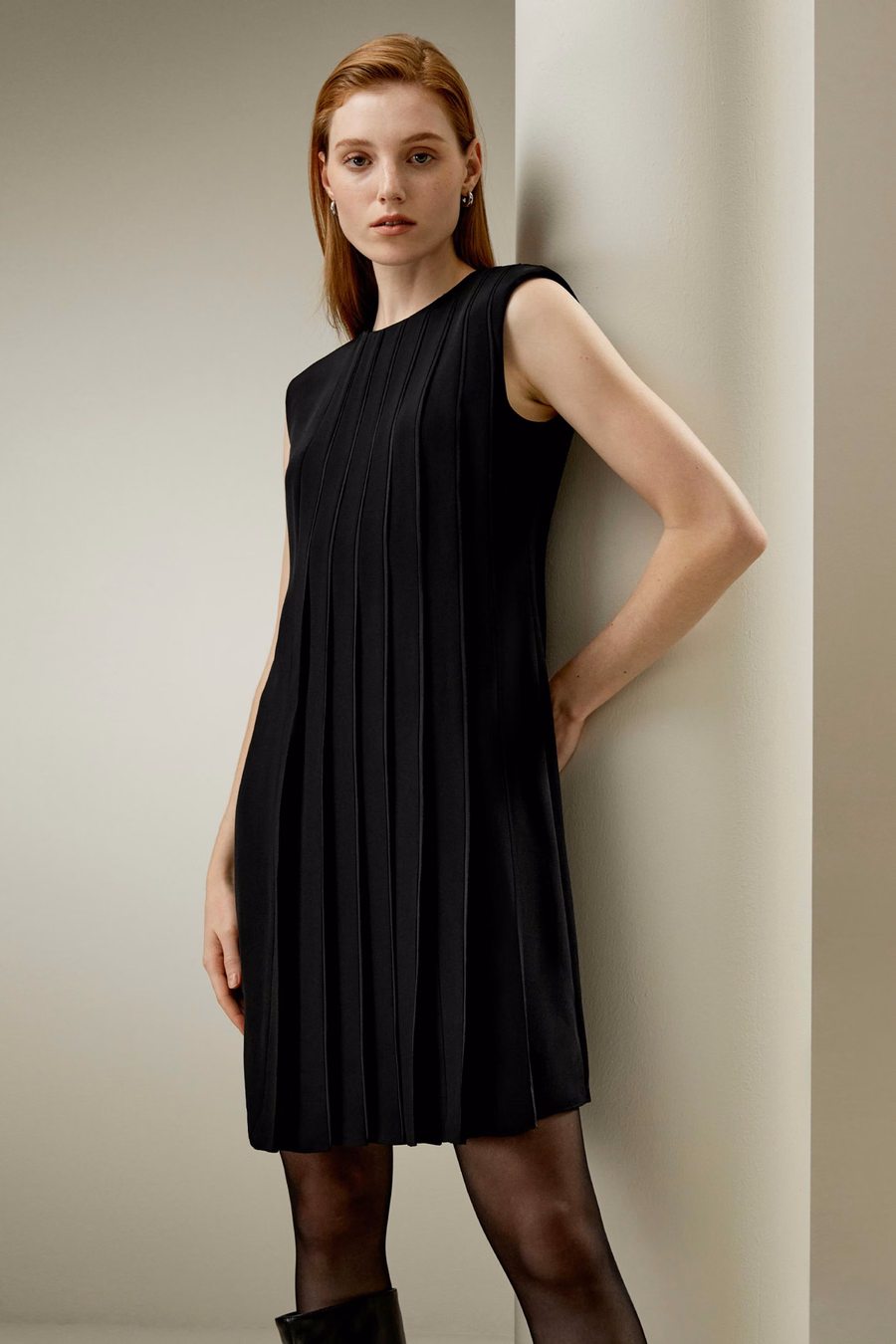 vestido de seda sin mangas con plisado tipo acordeón