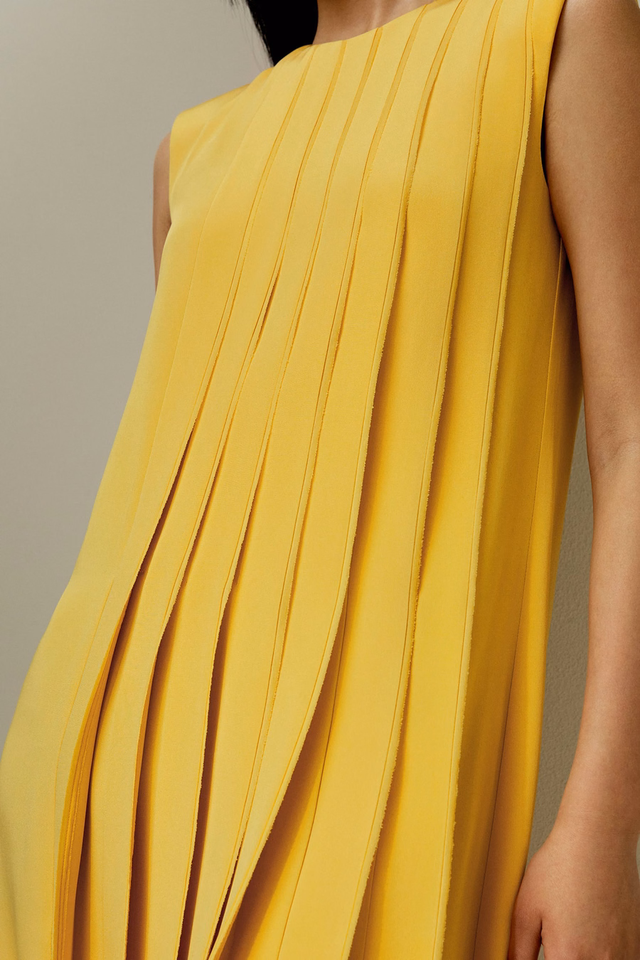 vestido de seda sin mangas con plisado tipo acordeón