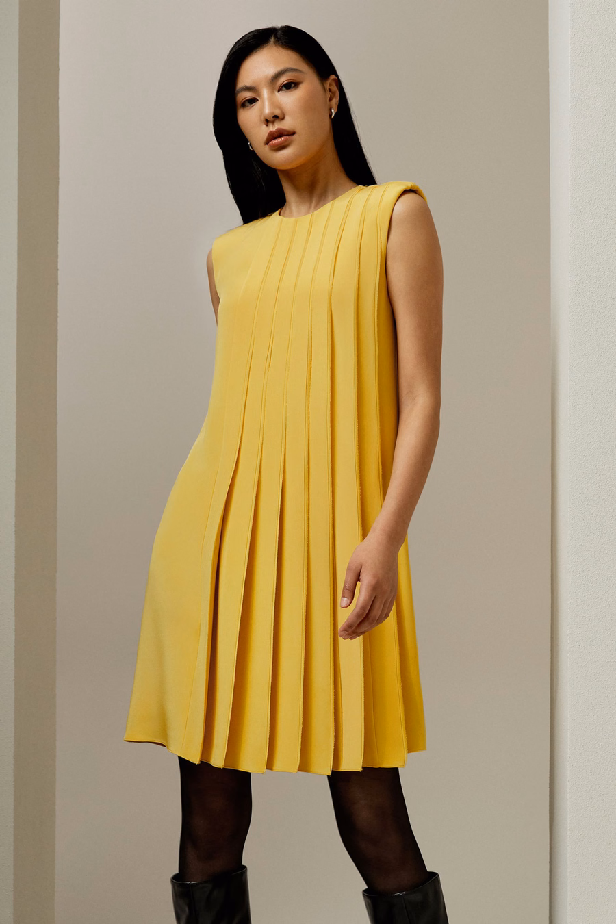 vestido de seda sin mangas con plisado tipo acordeón