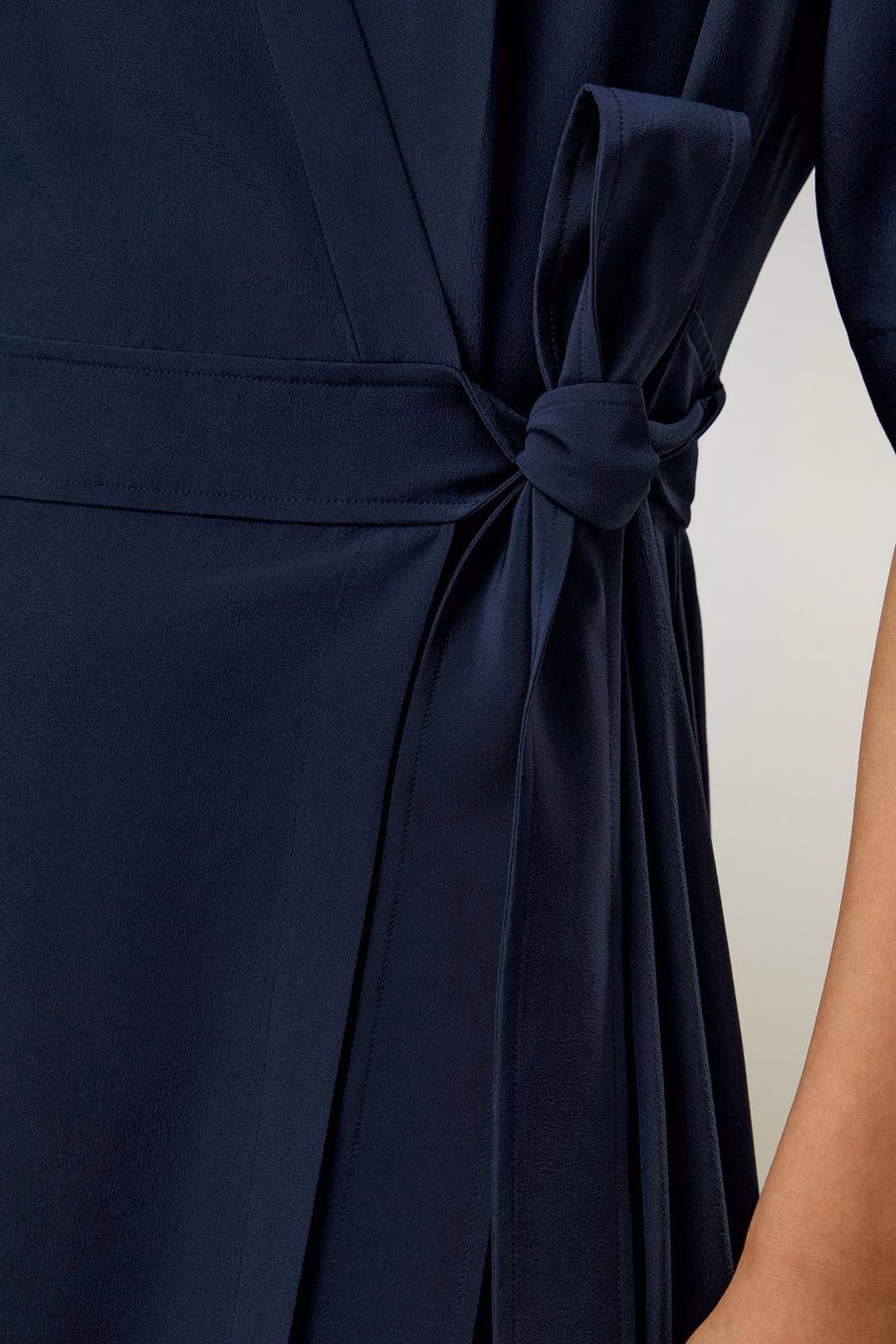 Vestido envolvente con lazo delantero