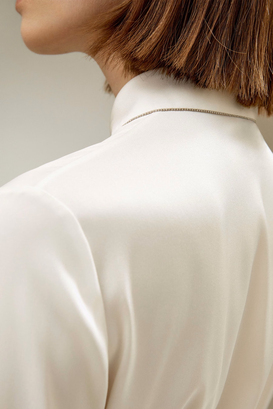 Camisa de Seda con Cadena de Perlas