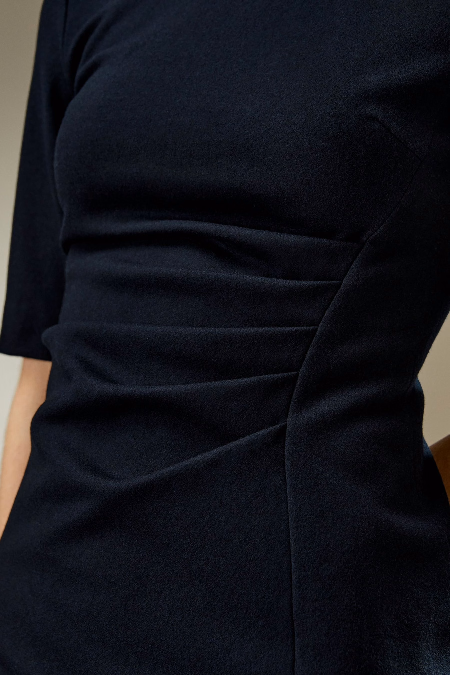 Vestido Tubo con Frente Retorcido