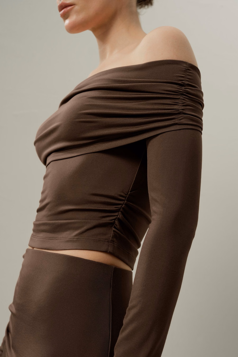 Blusa de manga larga de hombro caído de seda Breeze