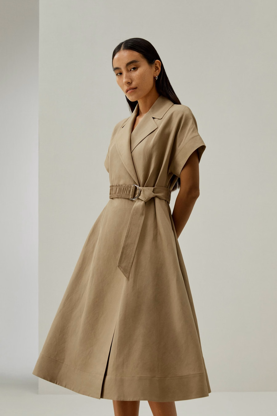 Vestido inspirado en trench coat de manga corta