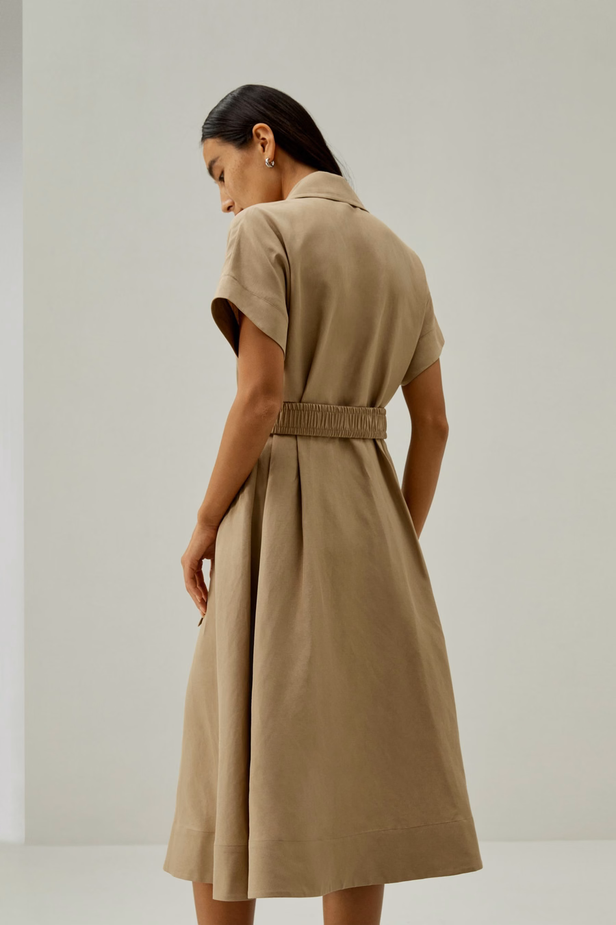 Vestido inspirado en trench coat de manga corta