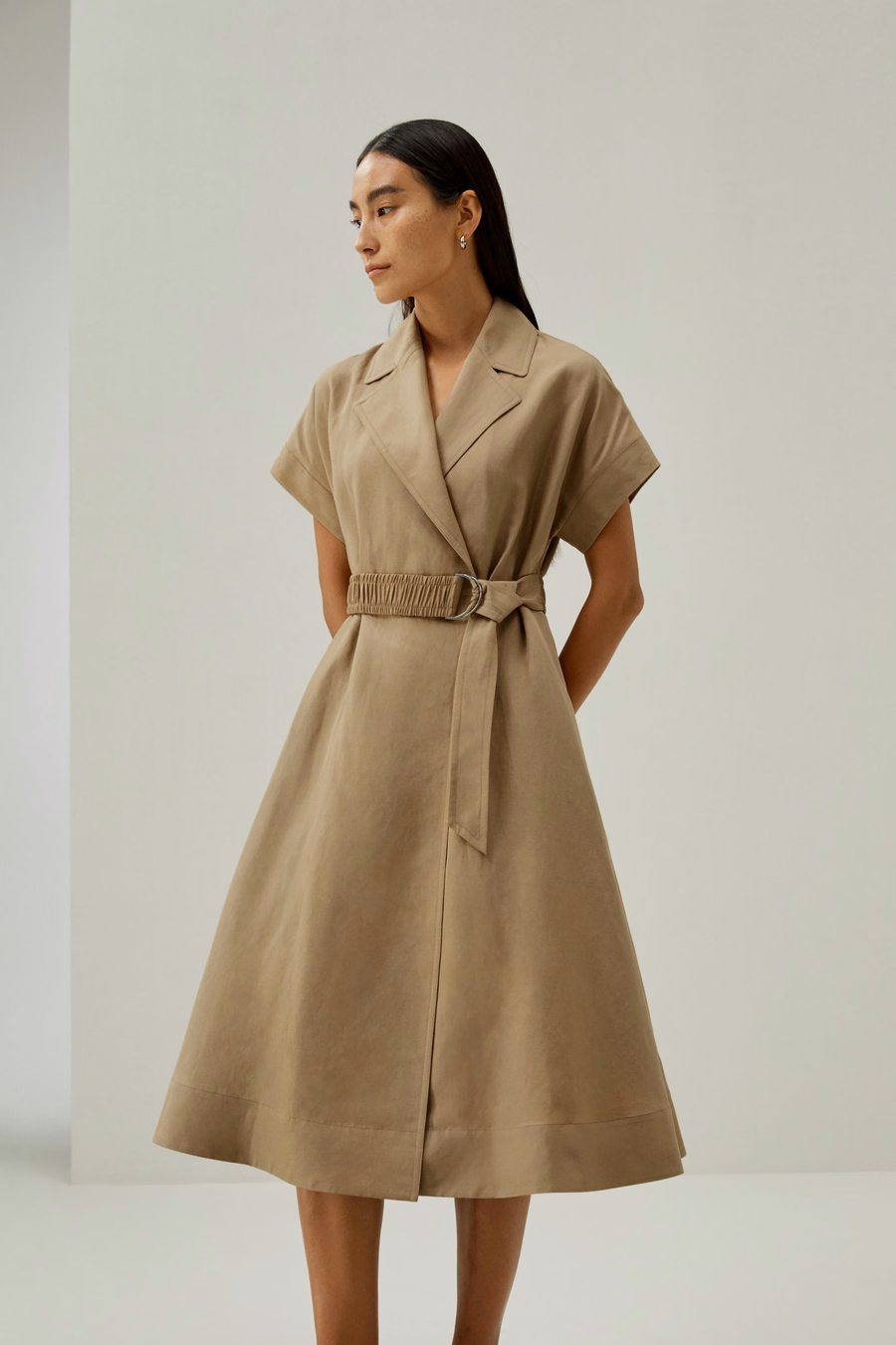 Vestido inspirado en trench coat de manga corta