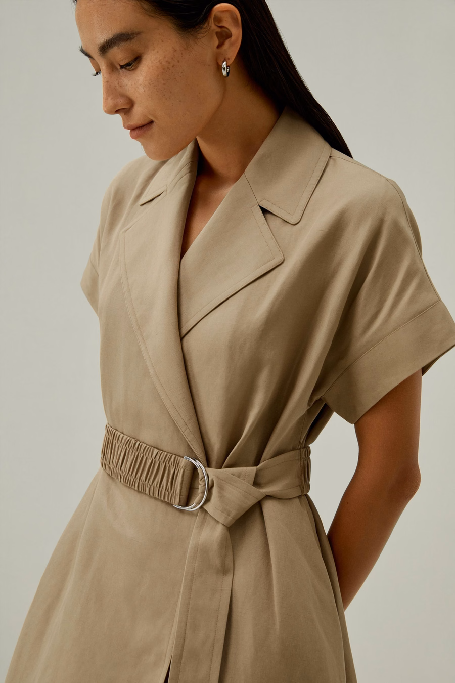 Vestido inspirado en trench coat de manga corta