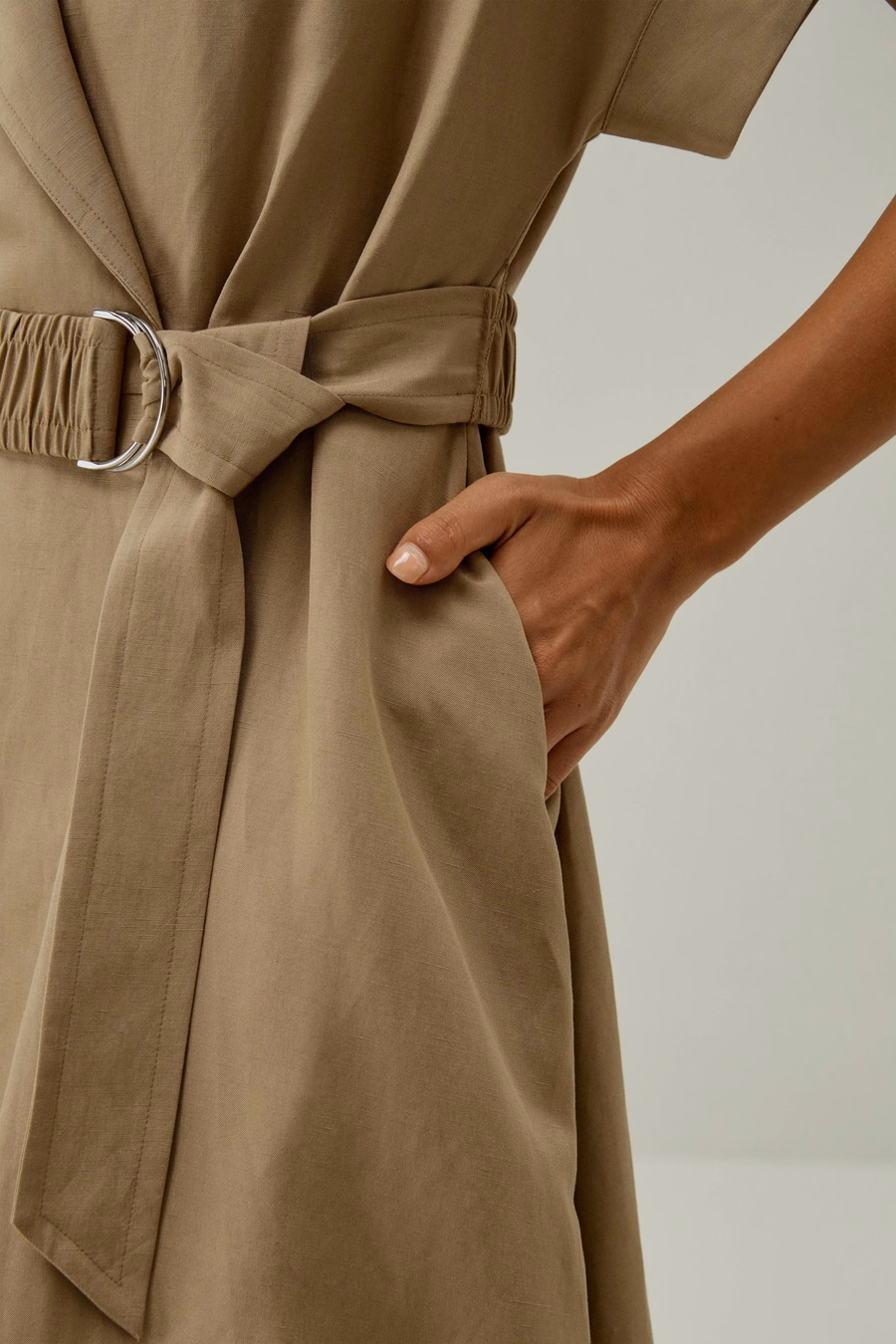 Vestido inspirado en trench coat de manga corta