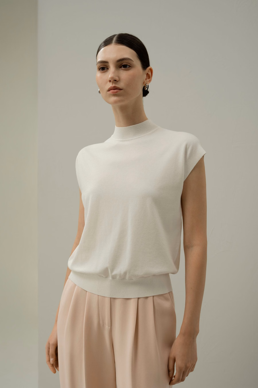 Top de mezcla de seda y algodón con cuello alto