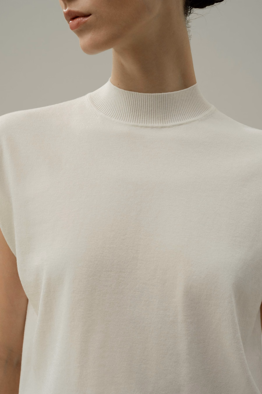 Top de mezcla de seda y algodón con cuello alto