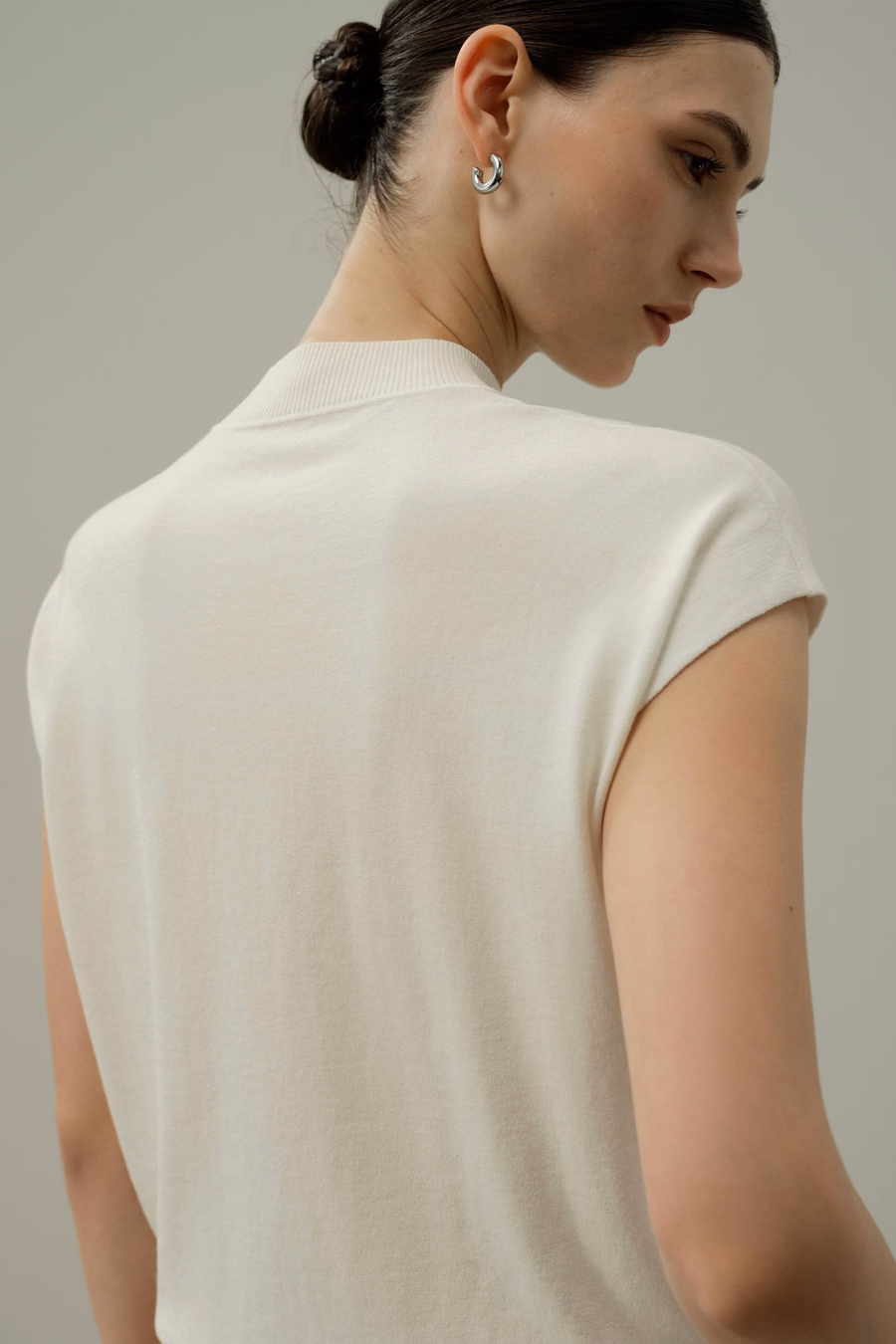 Top de mezcla de seda y algodón con cuello alto