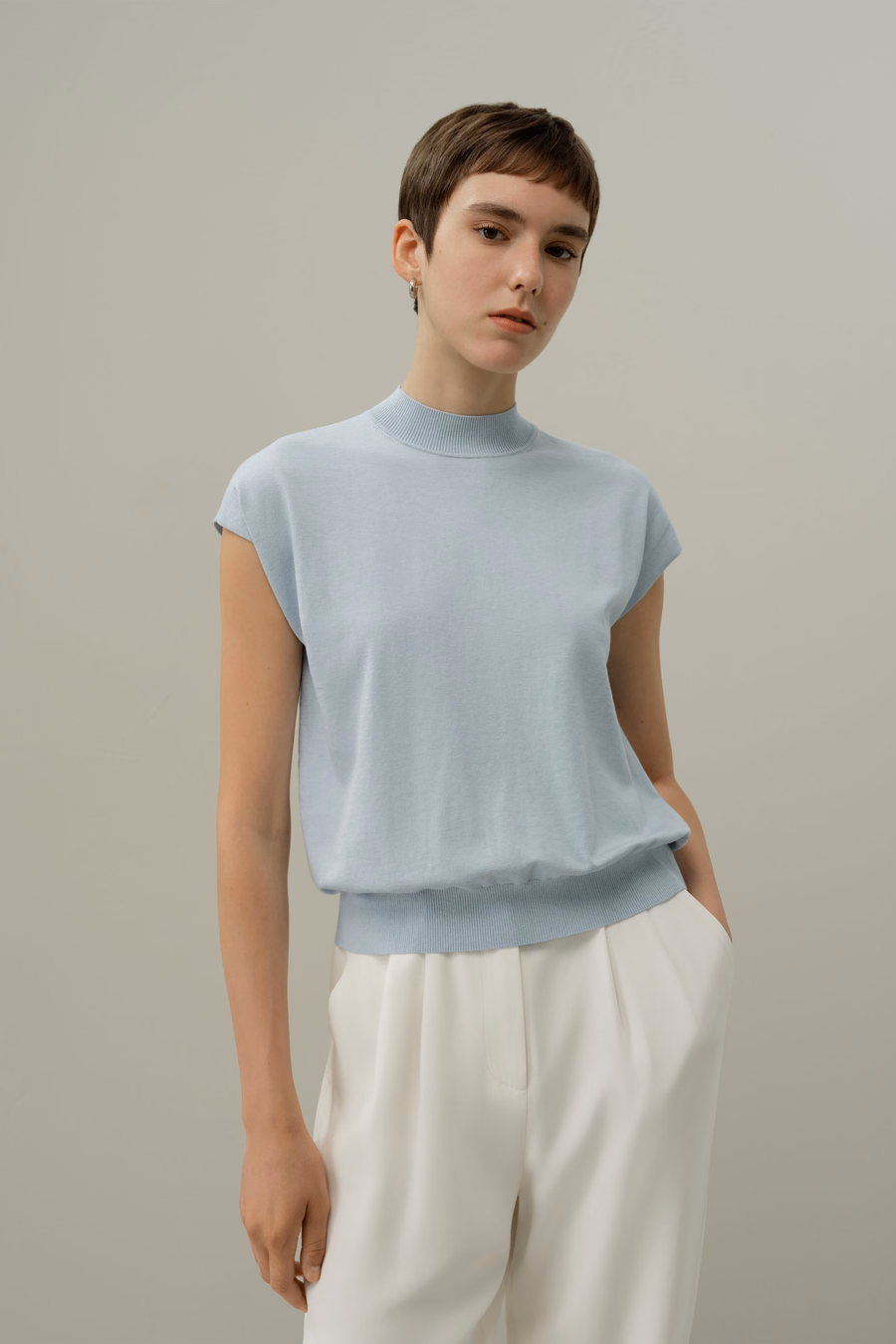 Top de mezcla de seda y algodón con cuello alto