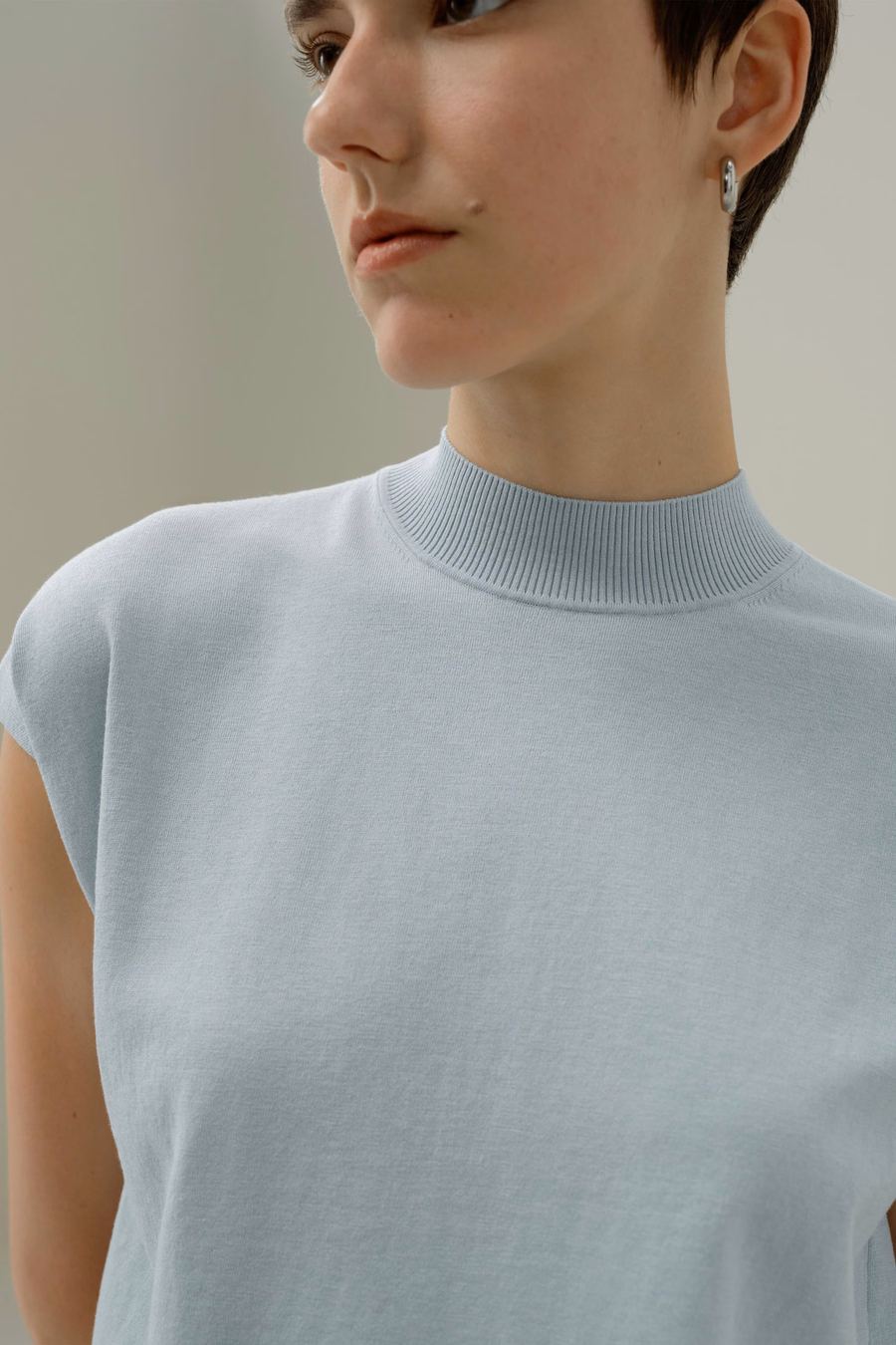 Top de mezcla de seda y algodón con cuello alto