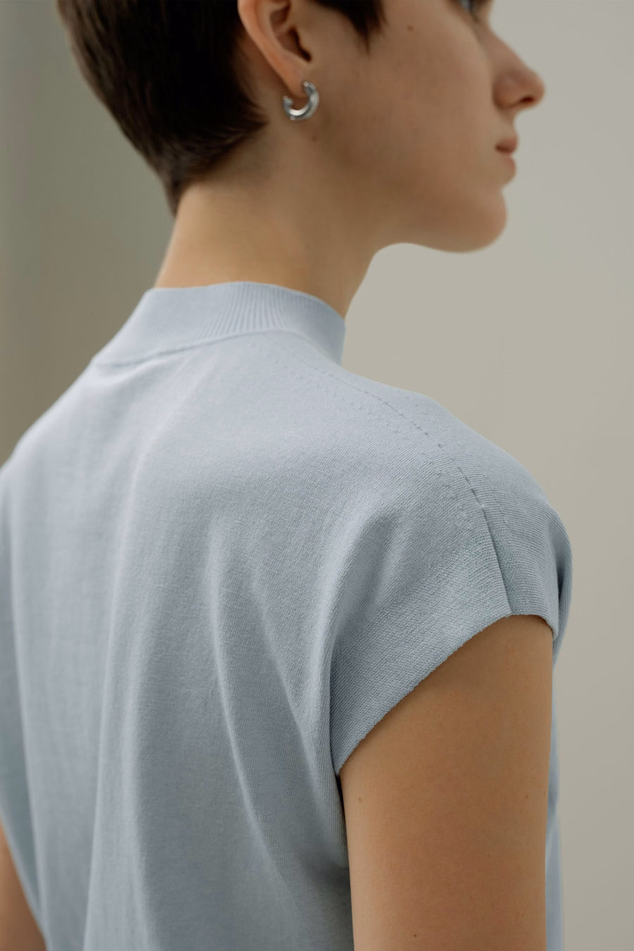 Top de mezcla de seda y algodón con cuello alto