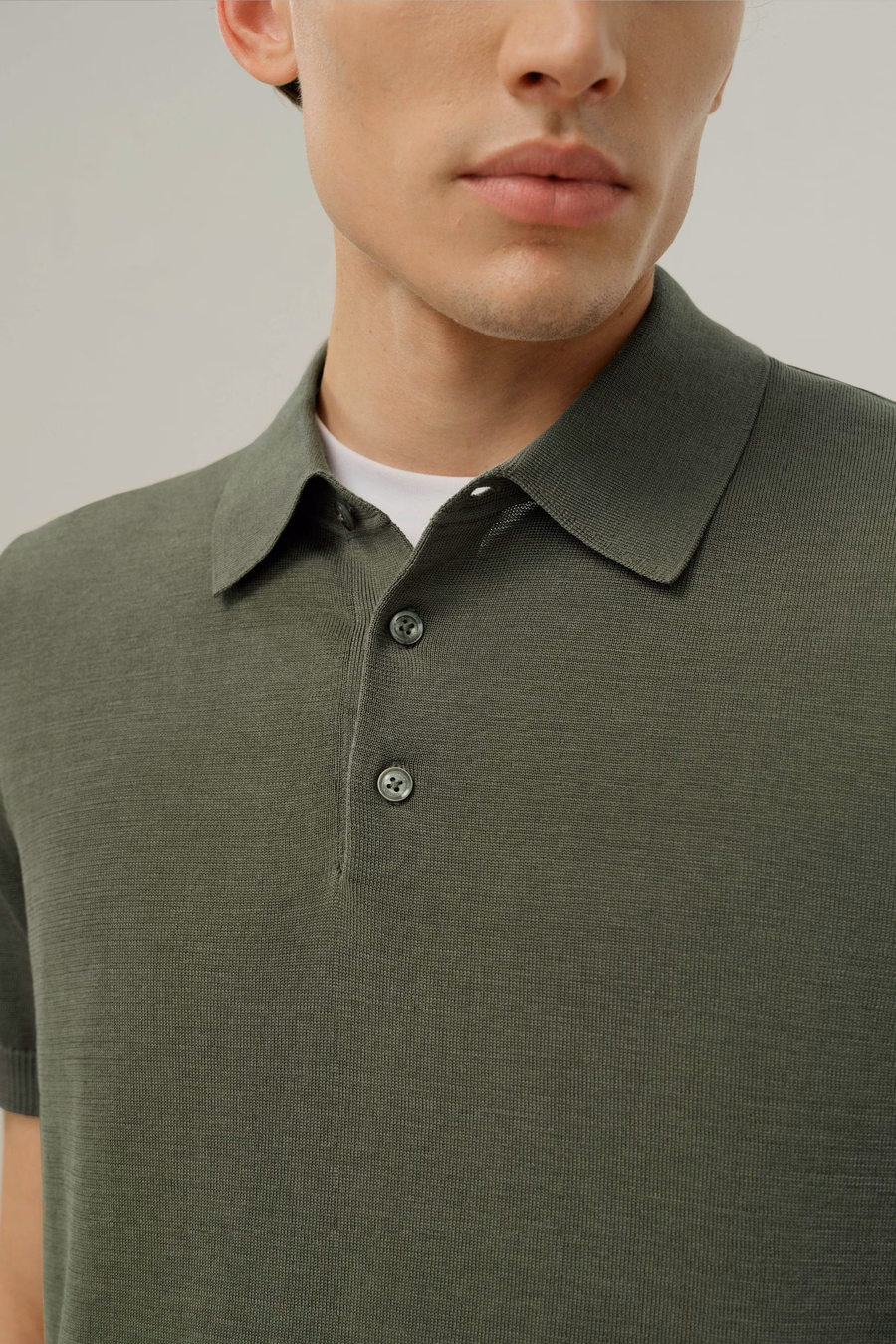 Polo de Ajuste Regular de Seda-Cotón con Cuello en V