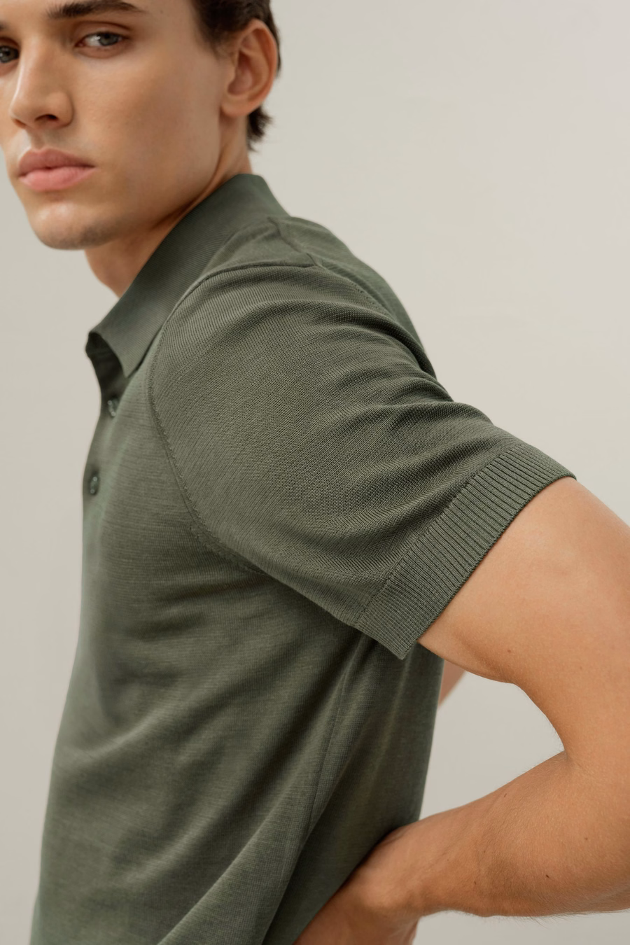 Polo de Ajuste Regular de Seda-Cotón con Cuello en V
