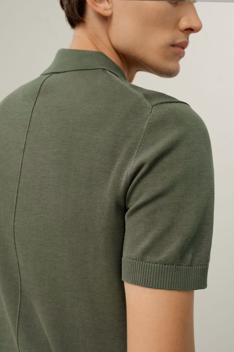 Polo de Ajuste Regular de Seda-Cotón con Cuello en V