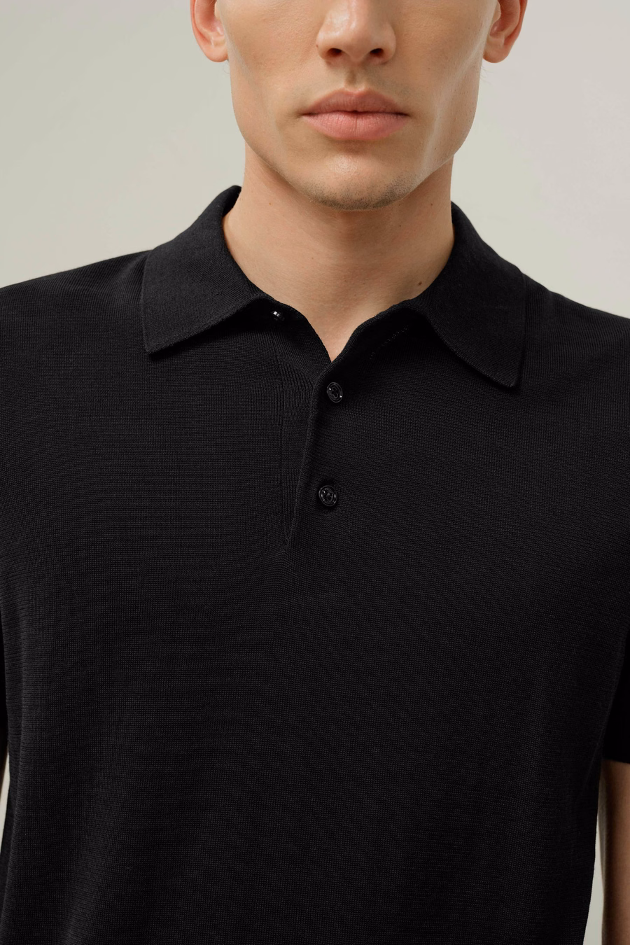 Polo de Ajuste Regular de Seda-Cotón con Cuello en V