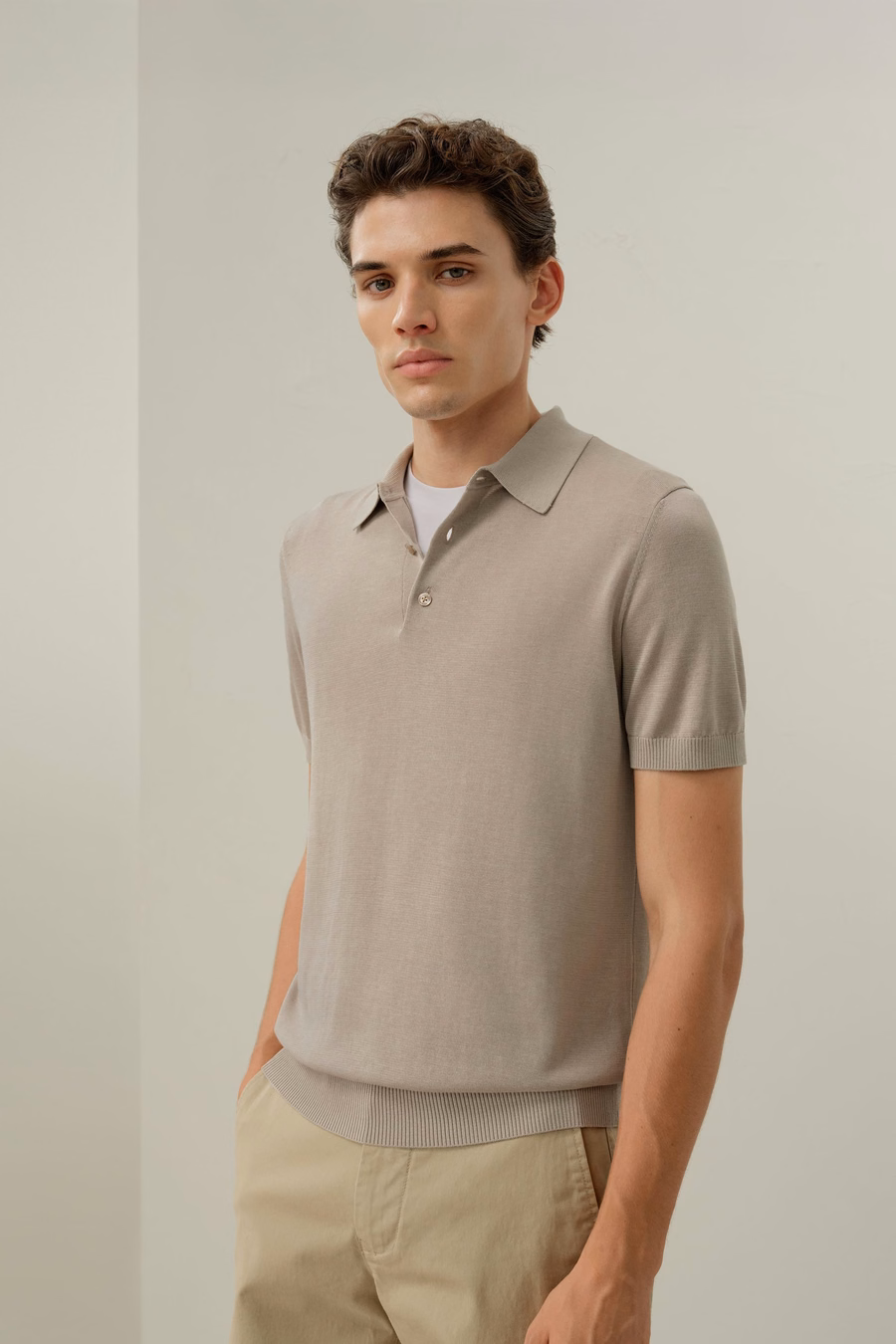 Polo de Ajuste Regular de Seda-Cotón con Cuello en V
