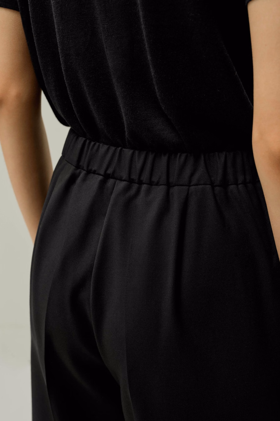 Pantalones de seda y lana con pliegues frontales